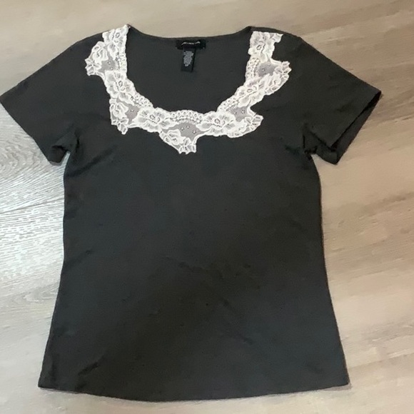 Jones New York Size Small Ladies Super Soft Grey TShirt with white lace collar. - Picture 1 of 7